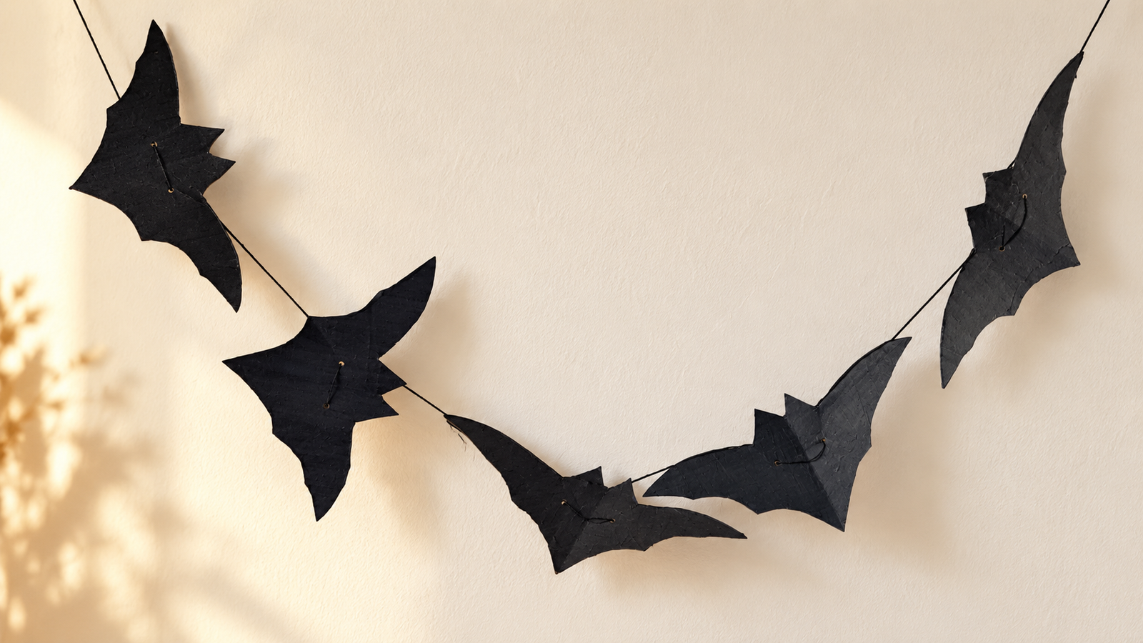 Guirlande de chauves-souris en carton peinte en noir