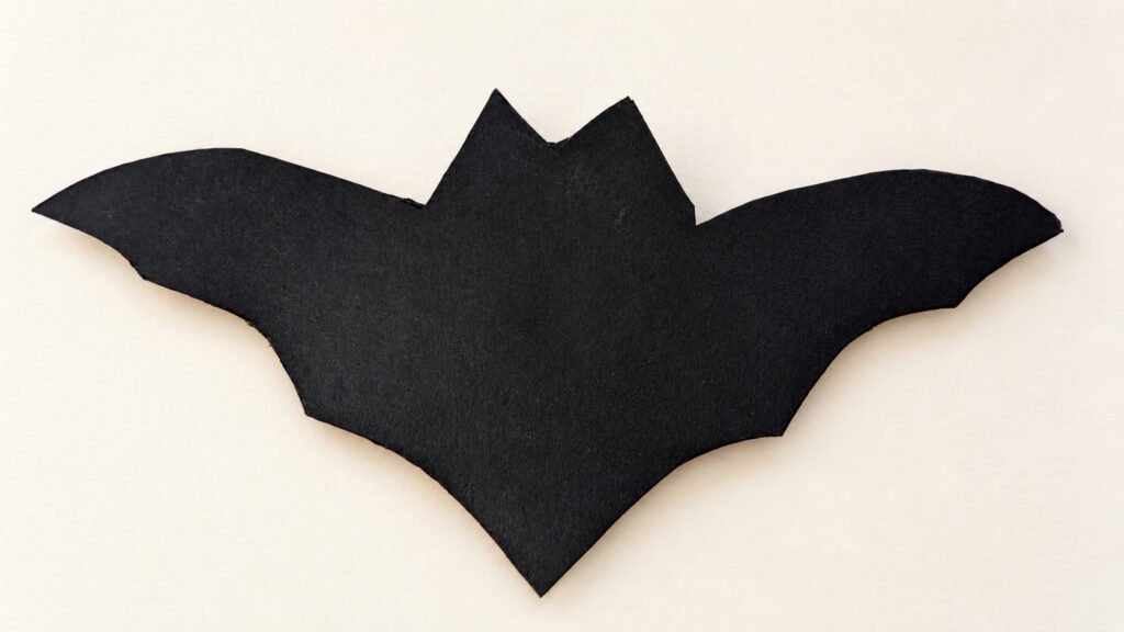 Chauve-souris découpée dans du papier épais à dessin noir